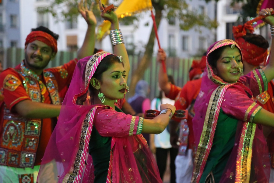 64 ülkenin geleneksel kıyafetleri ile katıldıkları kortej Rio Karnavalını aratmadı