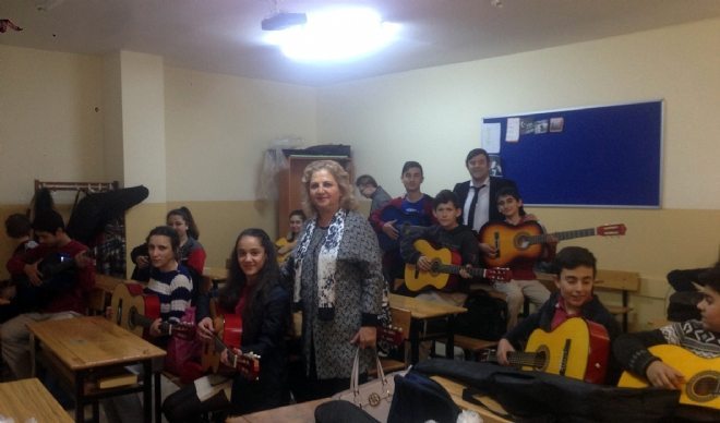 Hatice Akgün`den öğrencilere gitar hediyesi 
