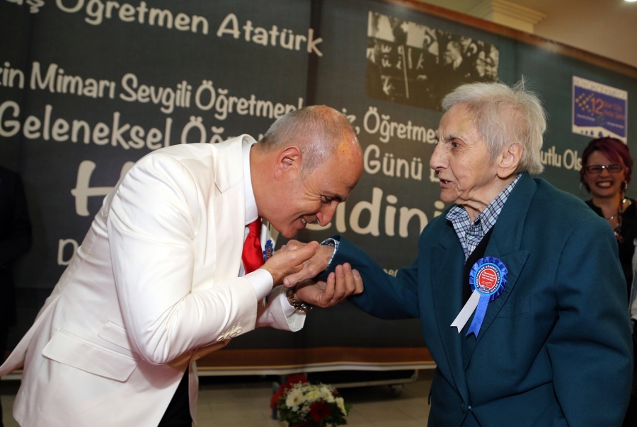 Başkan Akgün: Öğretmenler toplumların sönmeyen ışıklarıdır