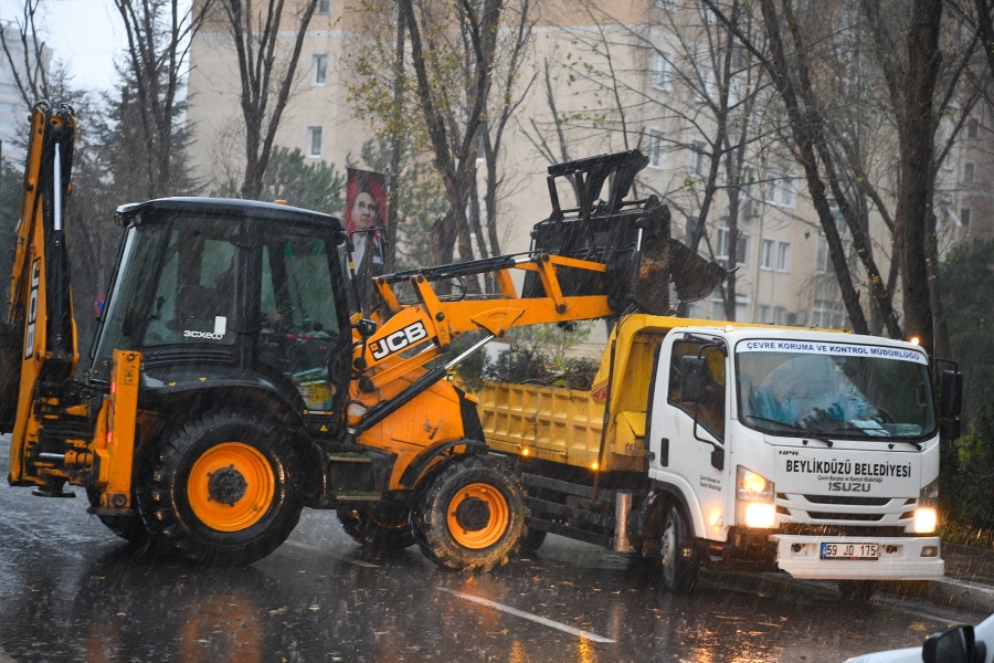 BEYLİKDÜZÜ BELEDİYESİ’NDEN ŞİDDETLİ LODOS MESAİSİ