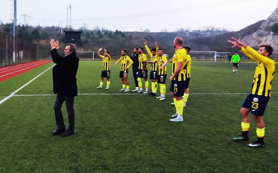 Küçükçekmece Sinop Spor ilk yarıyı lider bitirdi