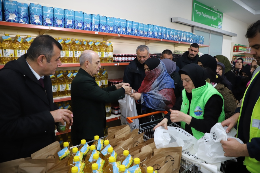 Büyükçekmece Belediyesi ürettiği 8 ton ayçiçek yağını vatandaşa dağıtıyor!