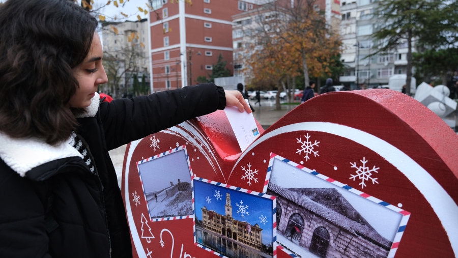 Yılbaşı için kurulan Sevgi Postanesi’nde nostaljiyi yaşadılar