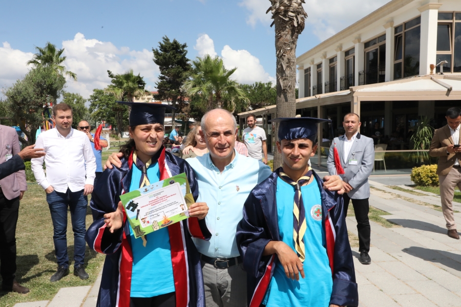 Dezavantajlı izcilerin mezuniyet sevinci