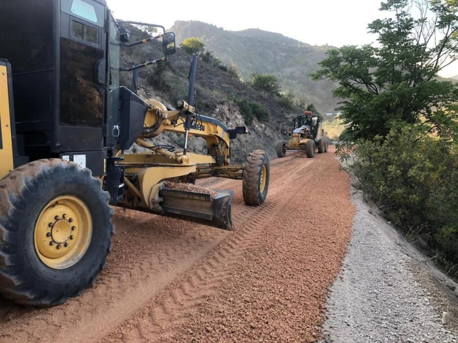 Çiftçilerin sera yolları yapıldı