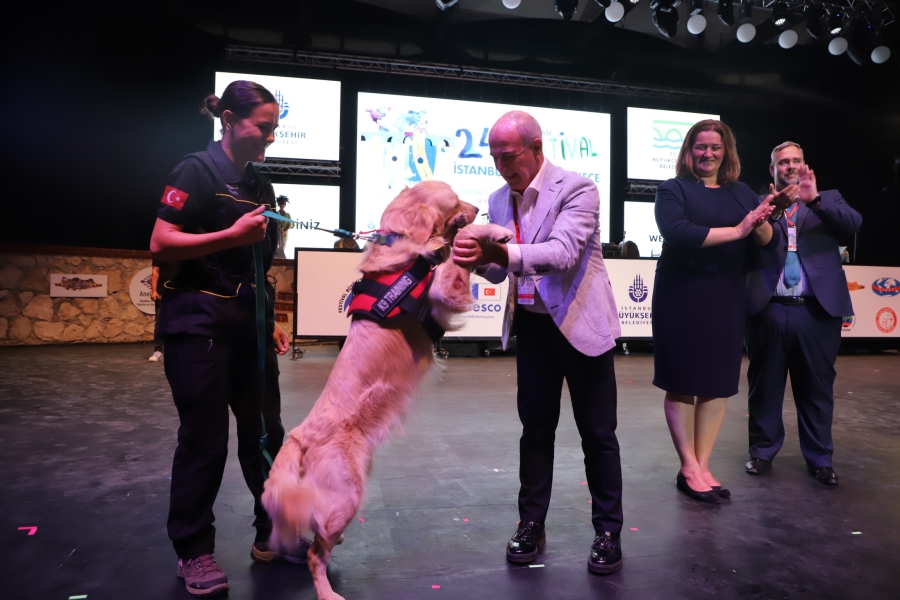 31 kişinin hayatını kurtaran köpeklere madalya verildi
