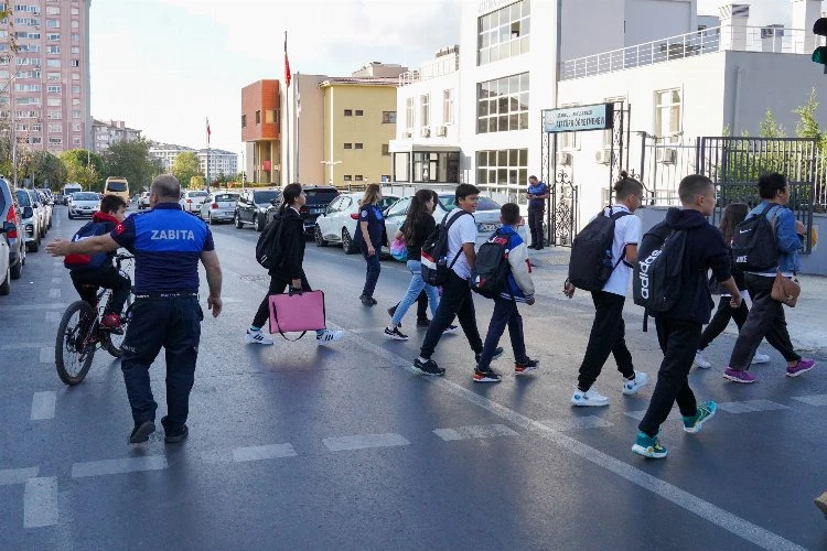 Beylikdüzü Zabıtası öğrenciler için görev başında