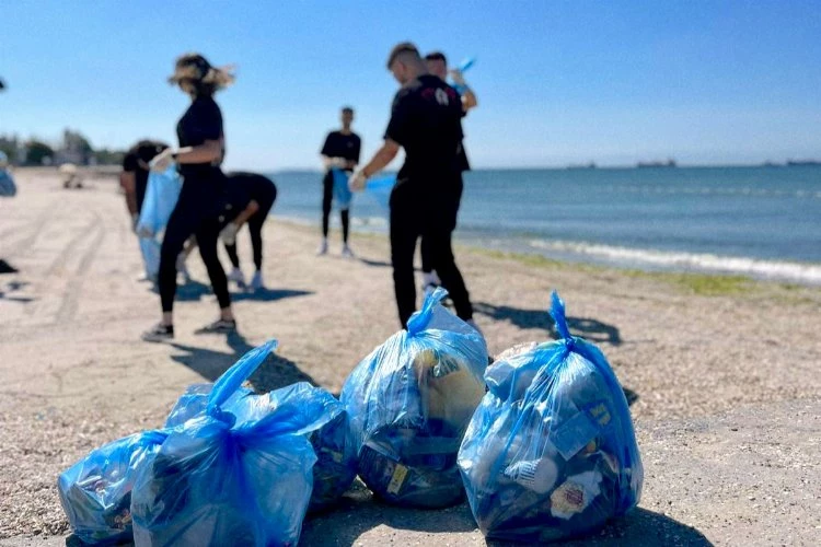 3 yılda 35 bin metrekare sahili temizlediler