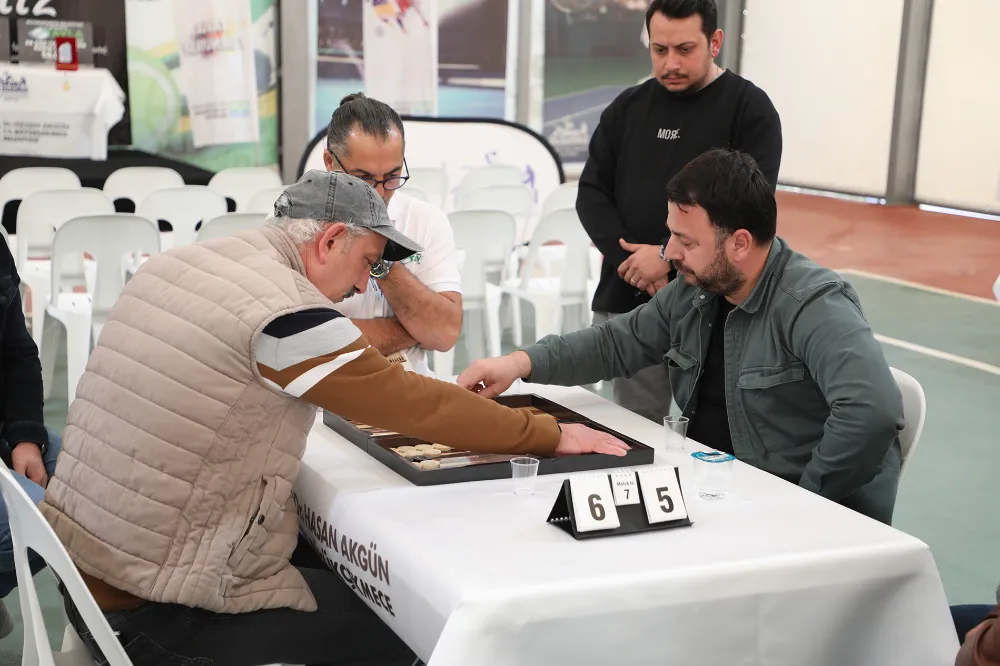 Büyükçekmece’de kıran kırana tavla turnuvası heyecanı