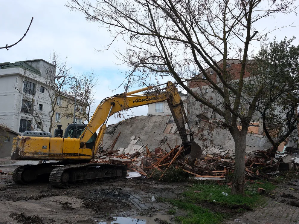 Belediye–Vatandaş iş birliğiyle “çok riskli” bir yapı daha yıkıldı