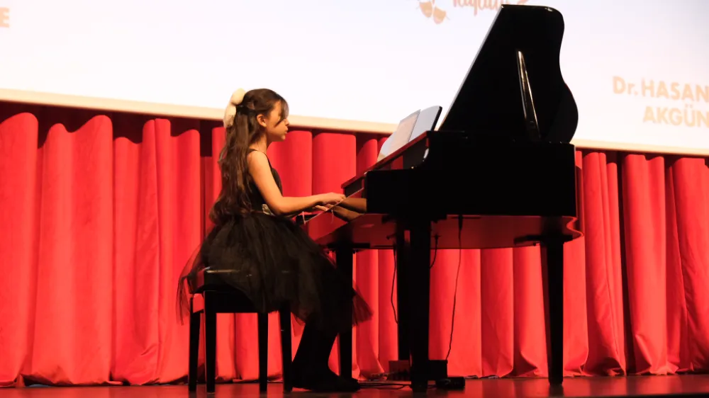 Genç piyanistler, muhteşem performanslar sergiledi