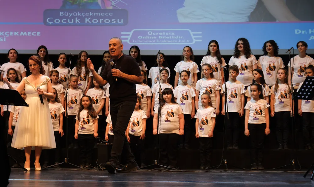 Metin Özülkü ve çocuk korosu, müzik dolu bir gece yaşattı