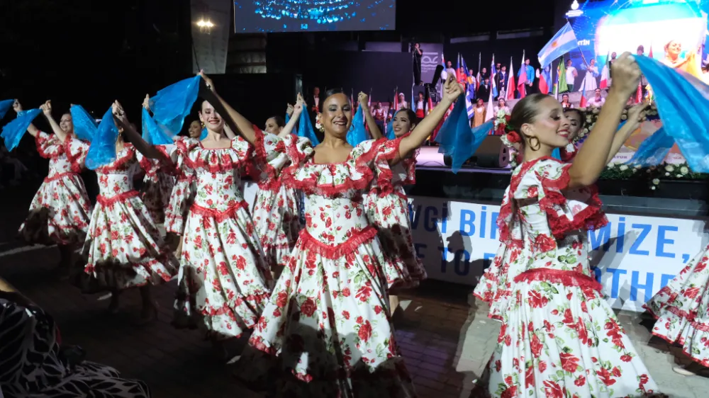 Festivalin açılış seremonisi renkli görüntülere sahne oldu