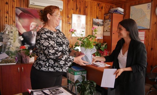 Başkan Akgün, Annelerin Gününü Çiçekle Kutladı