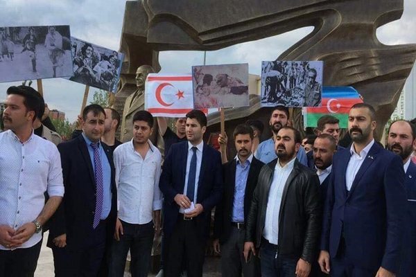 Ülkücülerden Makarios heykeline boyalı tepki
