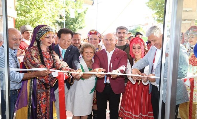 Bir döneme damgasını vuran taş plaklar sergilendi