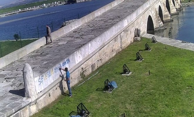 Tarihi köprüye sevgilisinin adını yazan genç kameralara yakalandı