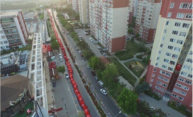 GENÇLİK BAYRAMINDA DEV TÜRK BAYRAĞI TAŞINDI