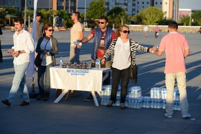 Evlere Sıcak Yemek, İftara Yetişemeyene Hurma ve Su