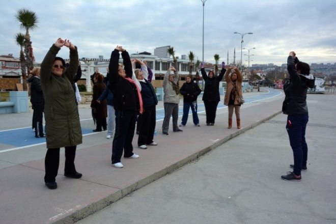 Büyükçekmeceli hanımlar güne sporla başlıyor