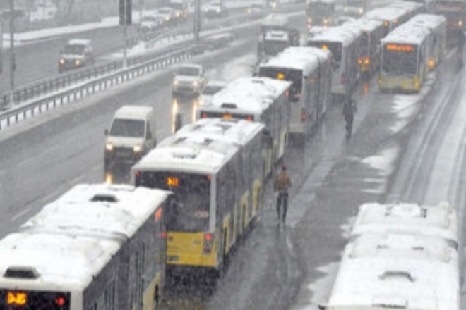 METROBÜS KÜÇÜKÇEKMECE`DE KAZA YAPTI