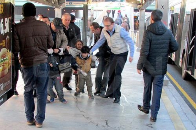 İBB ZABITASI DİLENEN ÇOCUKLARI TOPLADI 