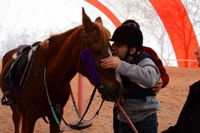 Büyükçekmece`nin engelli izcilerine at terapisi