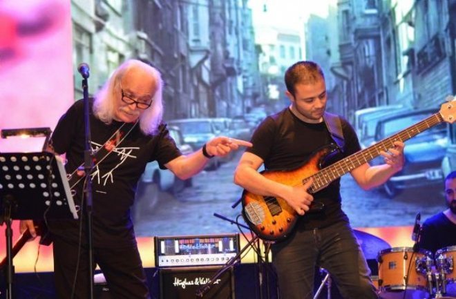 CAHİT BERKAY 50. SANAT YILINI BEYLİKDÜZÜ`NDE KUTLADI 