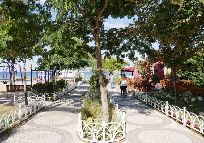        Büyükçekmece yeni parklarıyla artık çok daha renkli