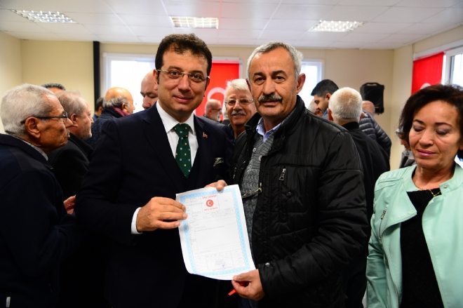 SAHİL MAHALLESİ`NDE TAPU SEVİNCİ