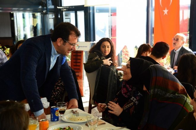İMAMOĞLU, BURS ALAN ÖĞRENCİLERLE BULUŞTU