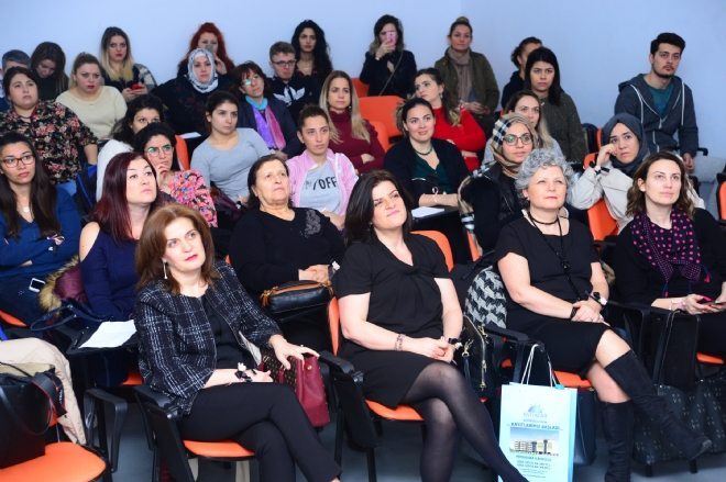 ANNELER BEBEK VE UYKU SEMİNERİNE KATILDI