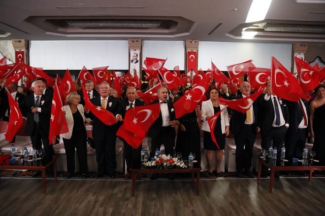 Cumhuriyet deyince bizim için her şey durur