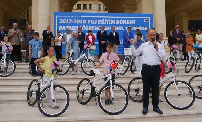 Büyükçekmece`de Başarılı Öğrencilere Bisiklet