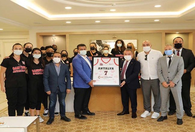 Şampiyon basketbolcular Başkan Böcek