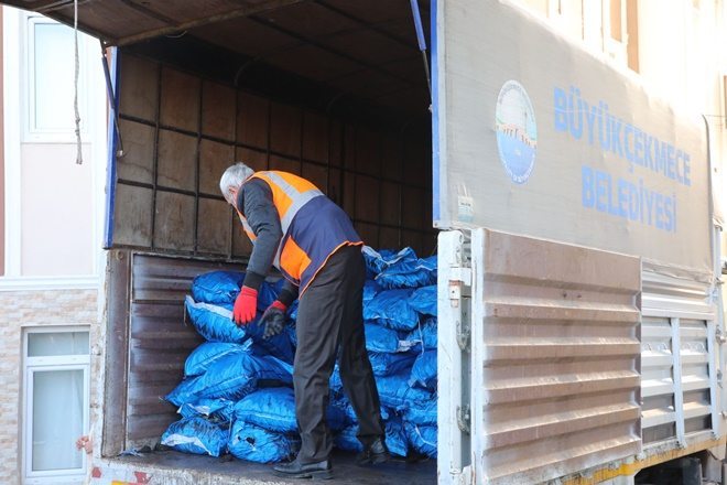 Büyükçekmece`de Bin Aileye Kömür Dağıtıldı