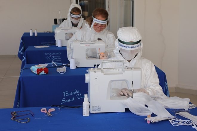 Günde Bin Adet Maske Üretiyorlar