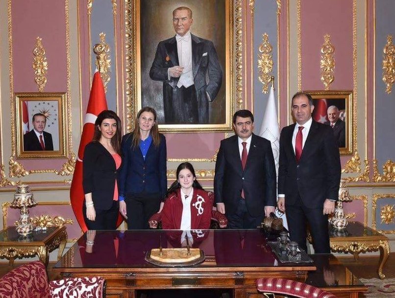 LARA ŞENSOY, VALİ  VASİP ŞAHİN`İN  KOLTUĞUNA OTURDU