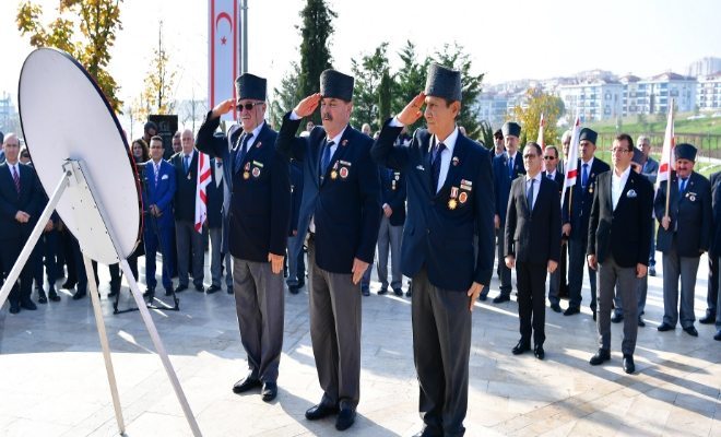 KKTC nin 34. Kuruluş Yıldönümü Denktaş Anıtı Önünde Kutlandı