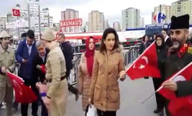 Sevgililer Günü`nde Bayrak Dağıttılar