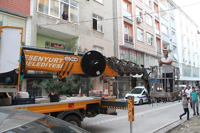Esenyurt`ta Mahsur Kalan Kuş Kurtarıldı