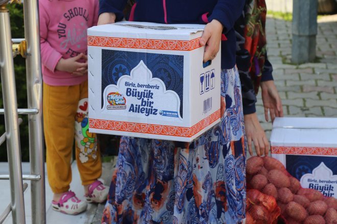 B.Çekmece Belediyesi Erzak Dağıtımı Yapıyor