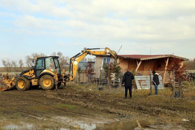 İçme suyu havzasında yapılan kaçak yapılar yıkıldı