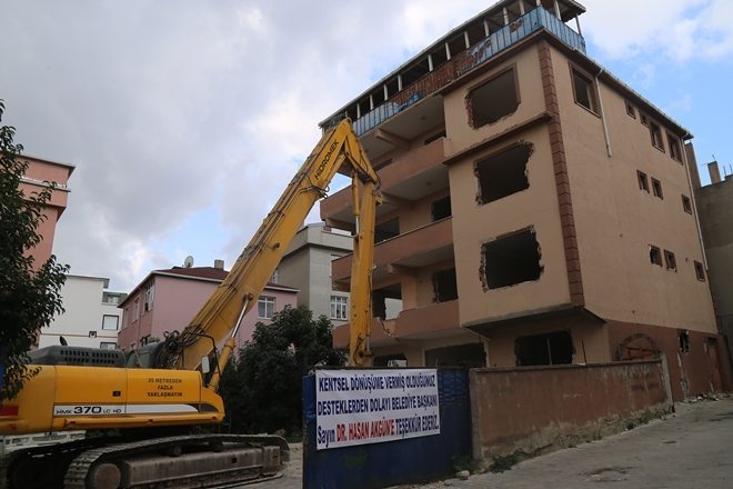 Büyükçekmece?de Riskli Yapıların Yıkımına Devam Ediliyor