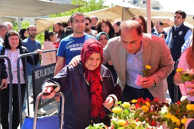 ANNELER GÜNÜNDE 10 BİN ÇİÇEK DAĞITILACAK