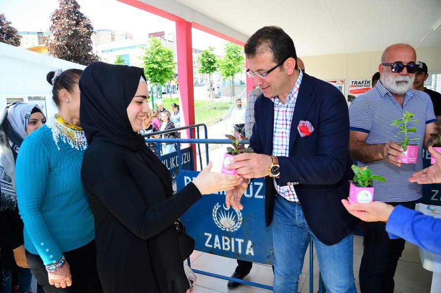 BAŞKAN İMAMOĞLU, ANNELERE  ÇİÇEK HEDİYE ETTİ