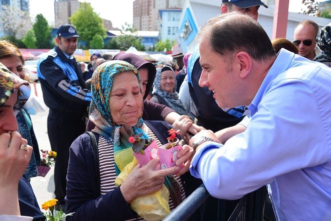 Anneler Günü Beylikdüzü`nde Çiçeklerle Kutlandı