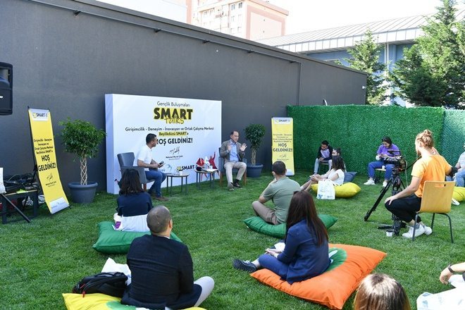 BAŞKAN ÇALIK, BEYLİKDÜZÜ SMARTTA GENÇLERLE BULUŞTU