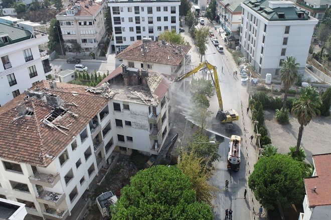 Hasarlı binalarının yıkılmasını davul zurna ile kutladılar