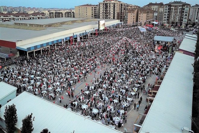 Kadir Gecesi`nde Beylikdüzü`nde 15 Bin Kişiye İftar